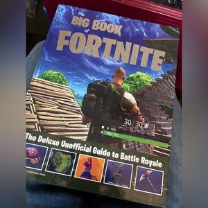 Fortnite Deluxe Guide Book